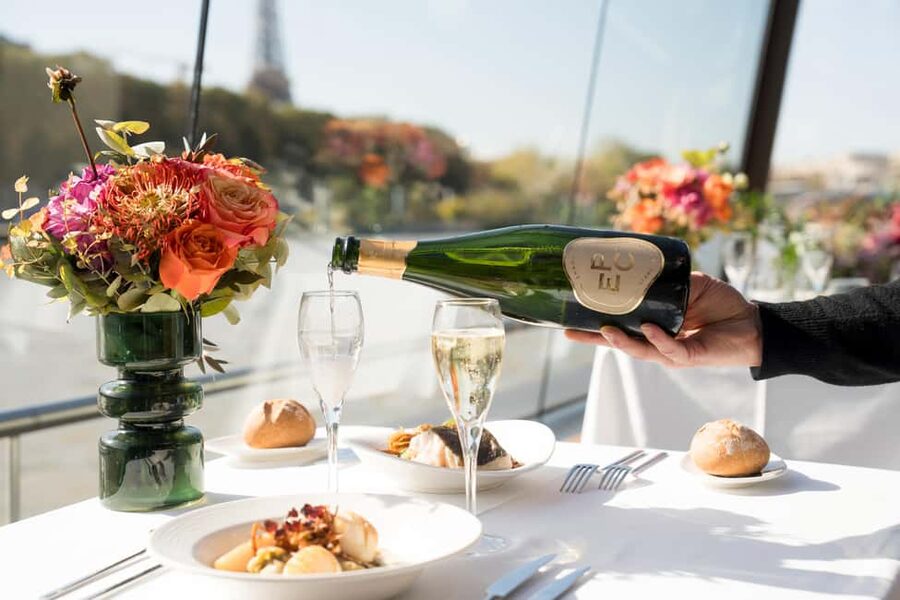 Paris : Christmas Special Lunch Cruise on the Seine River - Food and wine: what’s included, and how to read the menu