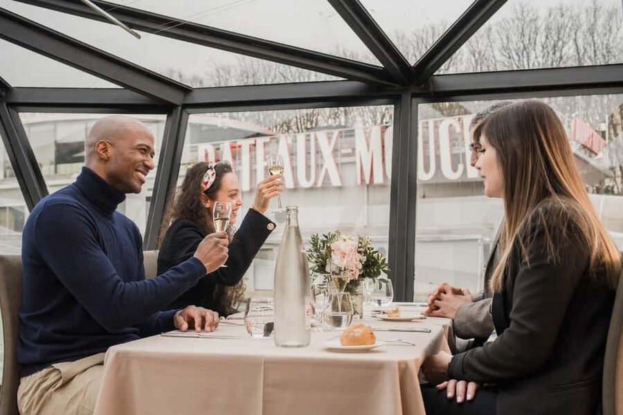 Paris : Christmas Special Lunch Cruise on the Seine River - Service on board: the difference between pleasant and effortless