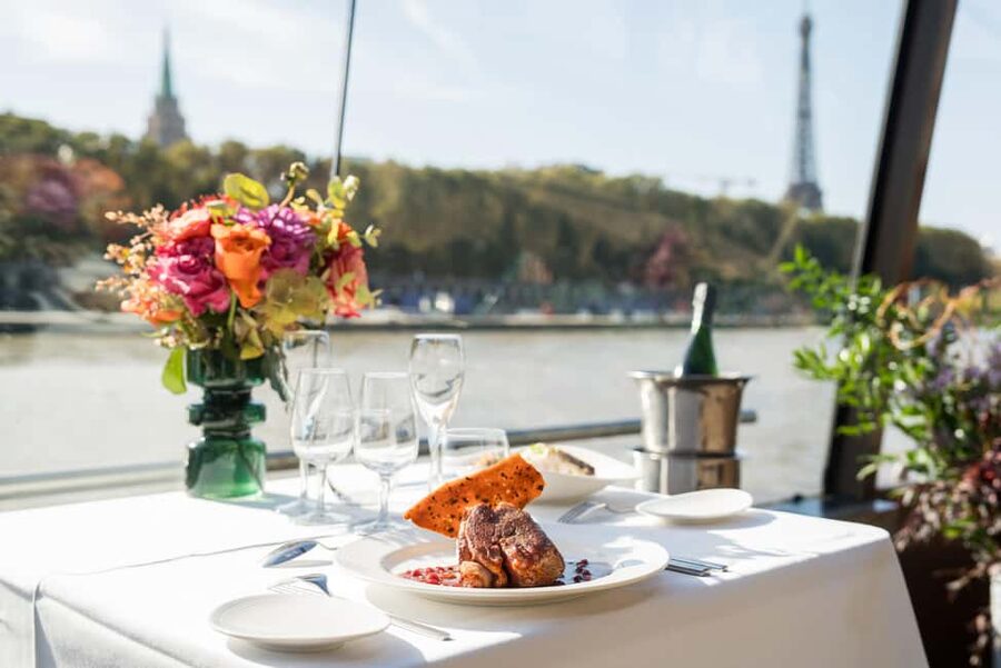 Paris : Christmas Special Lunch Cruise on the Seine River - Booking tips for groups and holiday timing