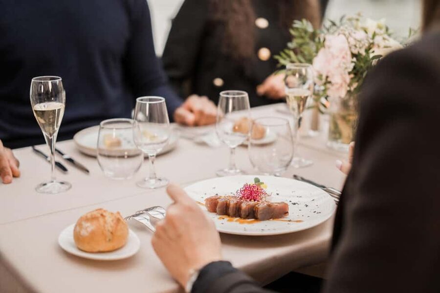 Paris : Christmas Special Lunch Cruise on the Seine River - The 2-hour Christmas flow: aperitif, courses, and the Île de la Cité stretch