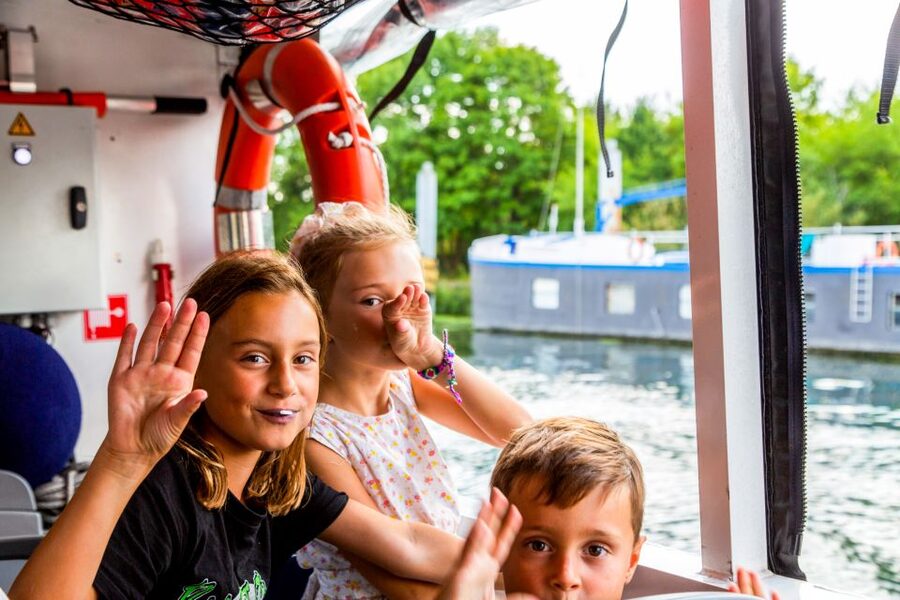 Paris: City and River Seine Tour on an Amphibious Bus - The Land Route: Eiffel Tower, Champs-Élysées, Arc de Triomphe and More