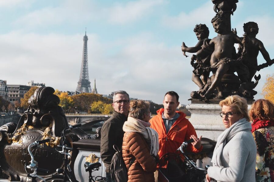 Paris: City Highlights Bike Tour - Bikes, helmets, and why Dutch comfort matters in Paris