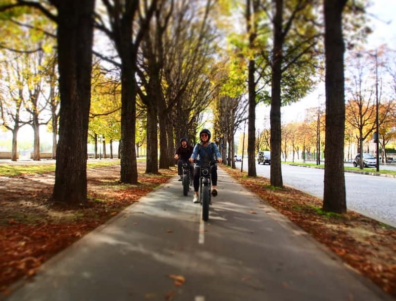 Paris: City Highlights Private Electric Bike Tour - Place de la Concorde and the iconic Paris rhythm