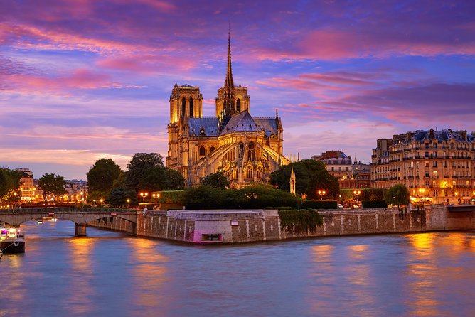 Paris city tour with private guide - Montmartre and Sacred-Heart: hilltop energy with a guided lens