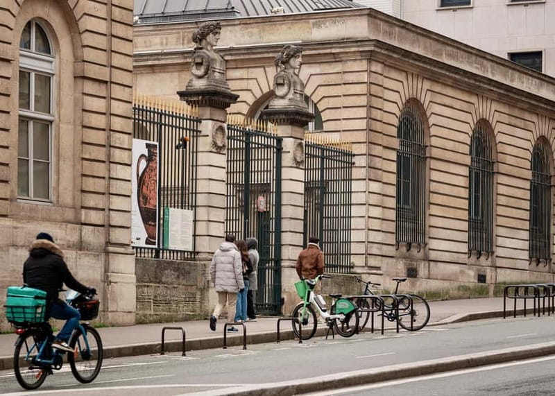 Paris: Creepy Middle Ages Walking Tour - Pont Neuf: finishing with photos and momentum