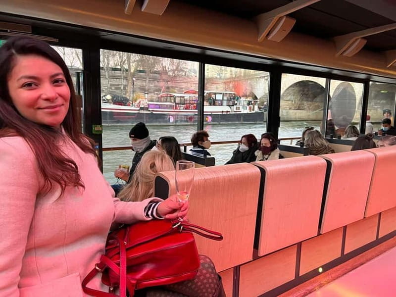 Paris: Day or Evening River Cruise with Musical Ambiance - Photography and the Free Personalized Postcard