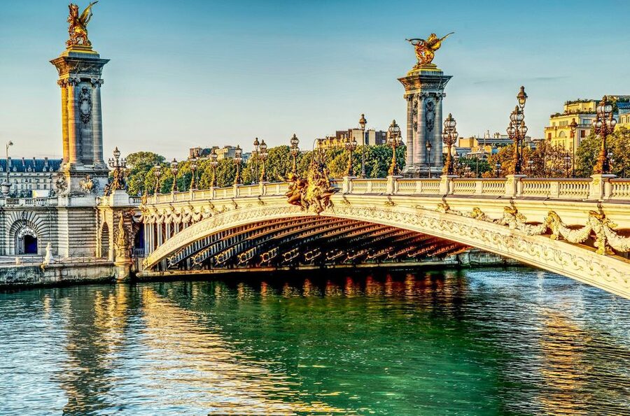 Paris: Day or Sunset Cruise with Drink, Ice Cream or Dessert - The audio guide: how to turn a cruise into a real tour