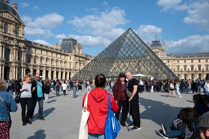 Paris Day Tour with Eiffel Tower, Louvre and Cruise Max 6 People - Getting from Montmartre to the Louvre by metro like a local