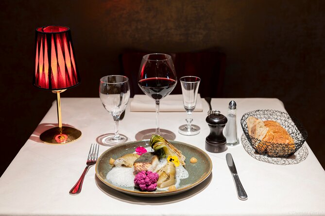 Paris Dinner Show Opera Bel Canto - Language and comfort: English support with some French humor