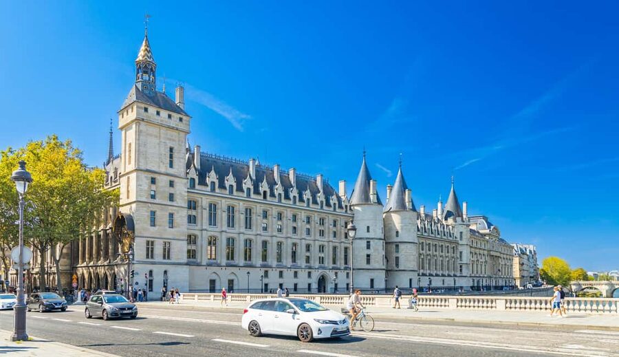 Paris: Early Access Notre Dame Cathedral Walking Tour - Meeting at Place Louis Aragon and starting your walk with purpose