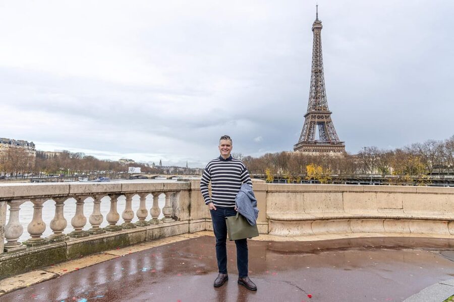 Paris: Eiffel Area Private Photoshoot - Who should book this Eiffel-area private photoshoot?