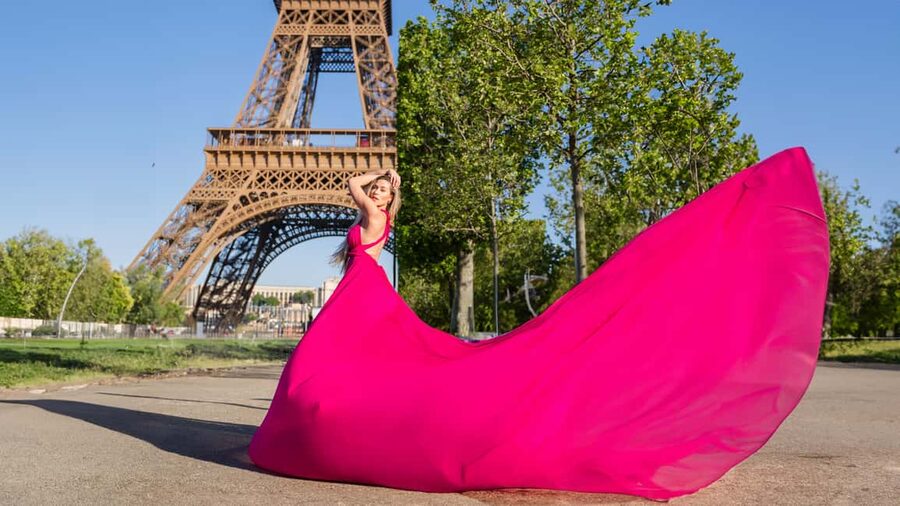 Paris: Eiffel Tower Flying-Dress Photoshoot jonadress - Trocadéro: where Eiffel Tower photos usually stop being ordinary