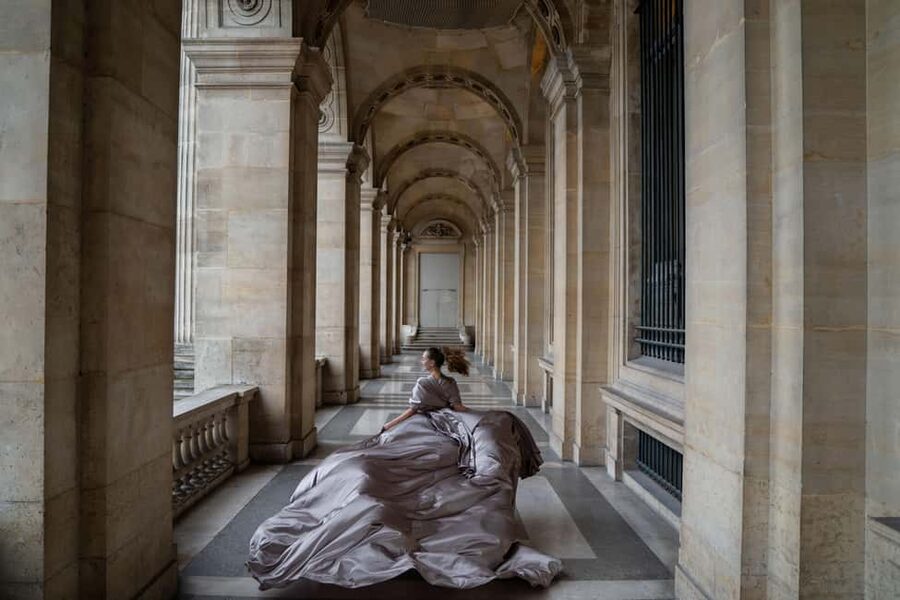 Paris: Eiffel Tower Flying-Dress Photoshoot jonadress - The Seine River stop: fast portraits with real Paris atmosphere