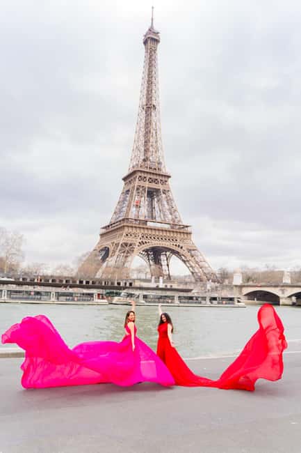 Paris: Eiffel Tower Flying-Dress Photoshoot jonadress - Meeting at Pont d’Iéna: arrive calm, not frantic