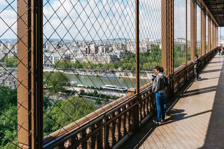 Paris: Eiffel Tower Fully Guided Tour with Summit Option - Meeting the group: where to go before the Eiffel Tower