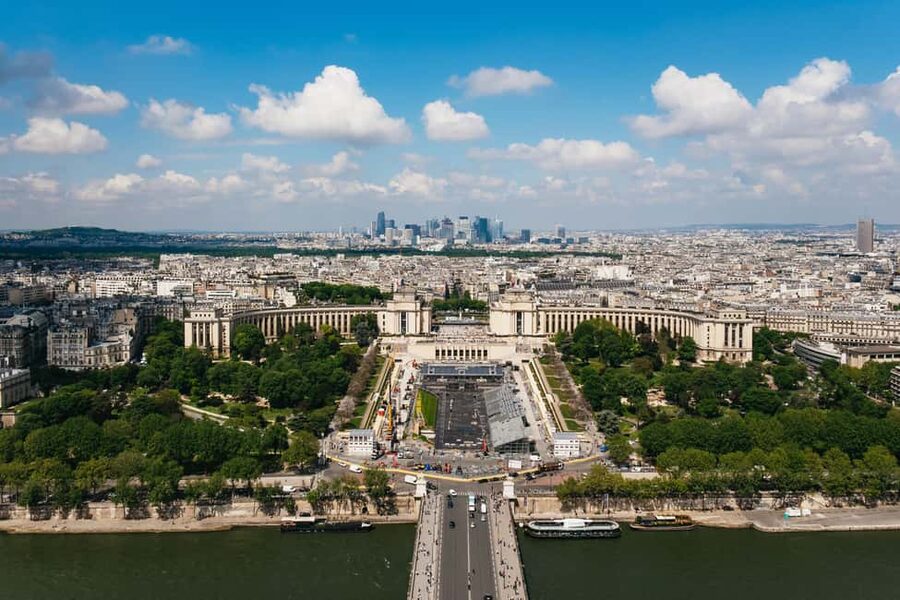 Paris: Eiffel Tower Fully Guided Tour with Summit Option - A note on guides and the kind of storytelling you’ll get