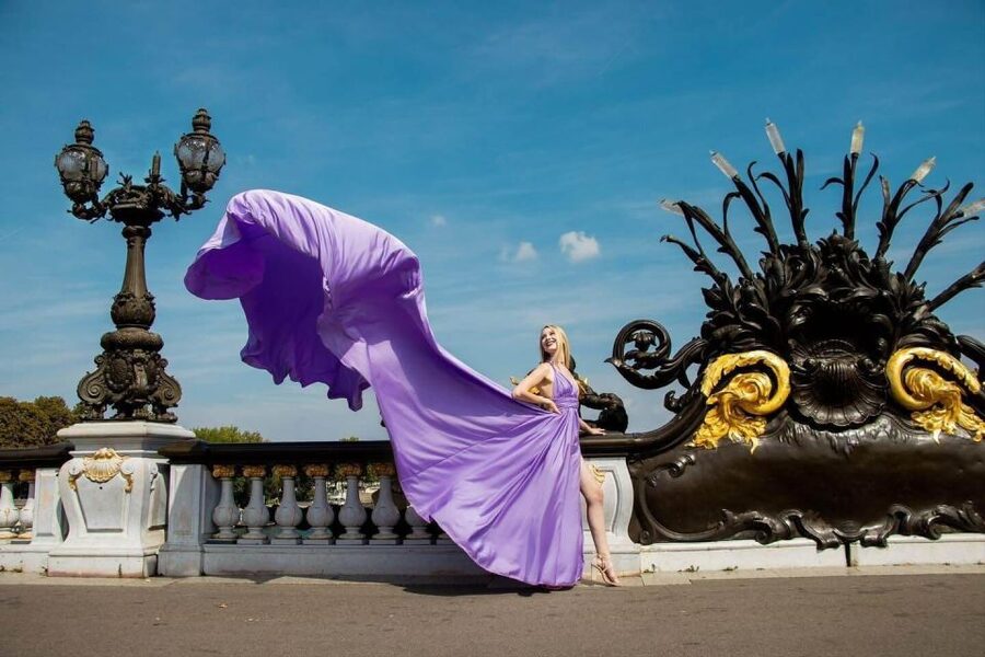 Paris: Eiffel Tower Glamor Photoshoot with Dress Options - Your 1-hour session: posing help, assistant support, and the photo rhythm
