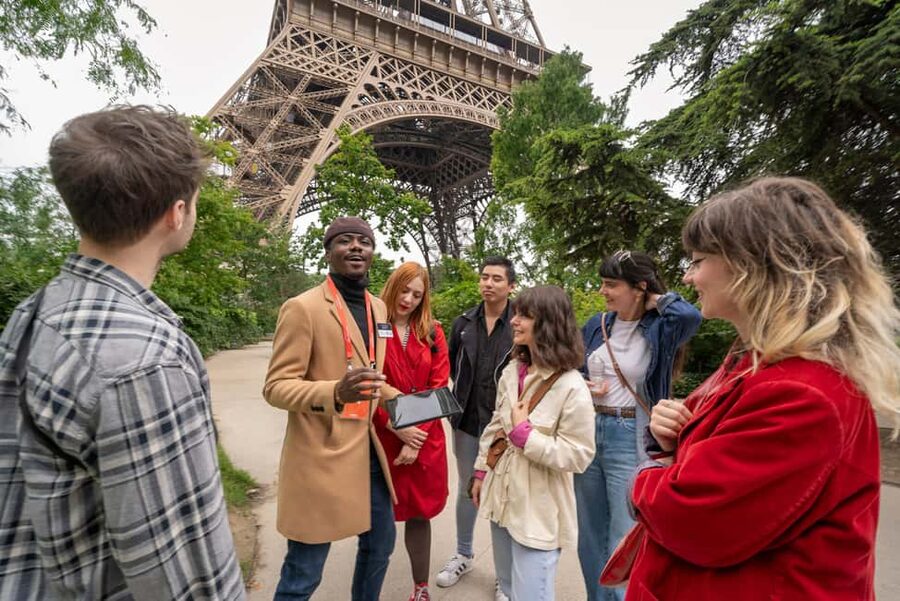 Paris: Eiffel Tower Guided Tour with Summit Access - Tips your guide gives before you move on