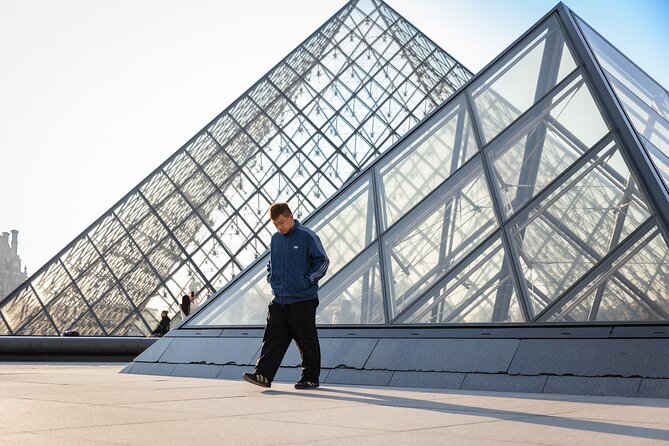 Paris: Eiffel Tower or Louvre Photoshoot - Best Spots - What you get: edited photos, basic retouching, and realistic expectations