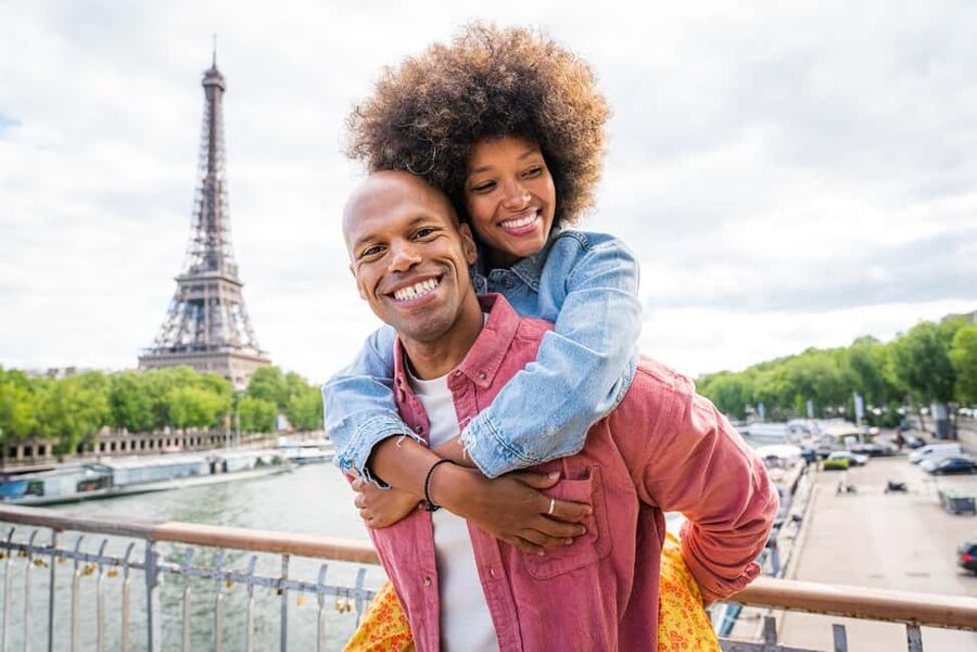 Paris: Eiffel Tower Photoshoot - Picking the Right Package: 30 Minutes vs 90 Minutes plus Video