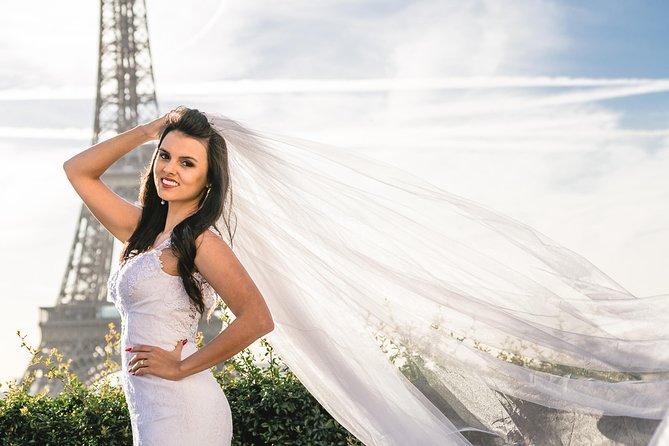 Paris Eiffel Tower Photoshoot Professional Photographer Private - The editing magic: what crowd-free backgrounds really do for your photos
