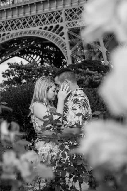 Paris: Eiffel Tower Street Photoshoot - Optional Instagram Reels: When a Photo Session Becomes Content-Ready
