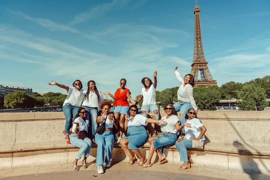 Paris: Eiffel Tower Street Photoshoot - Your Time Window: Picking 15 Minutes, 30 Minutes, 1 Hour, or 2 Hours