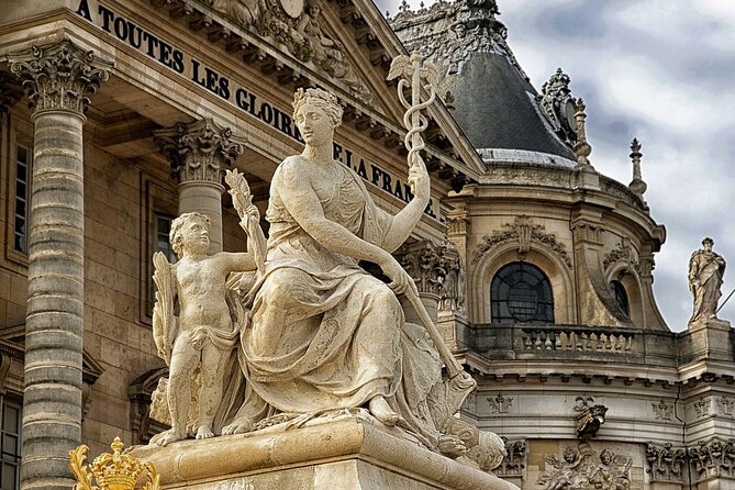 Paris: Essentials City Card-your Card for the top attractions - Hop-on Hop-off Tootbus: your moving plan for getting bearings