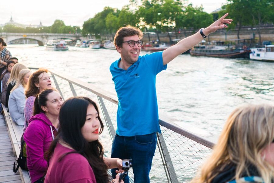 Paris: Evening Bike and Boat Tour - The included one-hour Seine boat cruise: rest your legs, keep the stories