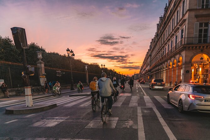 Paris Evening City of Lights Small Group Bike Tour & Boat Cruise - Photo Stops and Pit Stops: Stay Fueled Without Losing the Rhythm