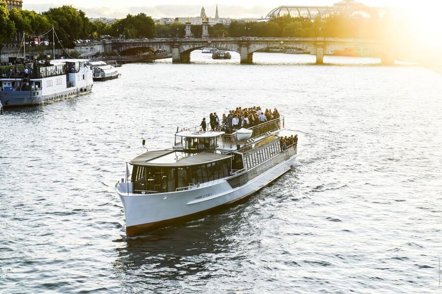 Paris: Evening River Cruise with Music - Where to Sit for Photos: Rooftop Views vs Warmth Inside