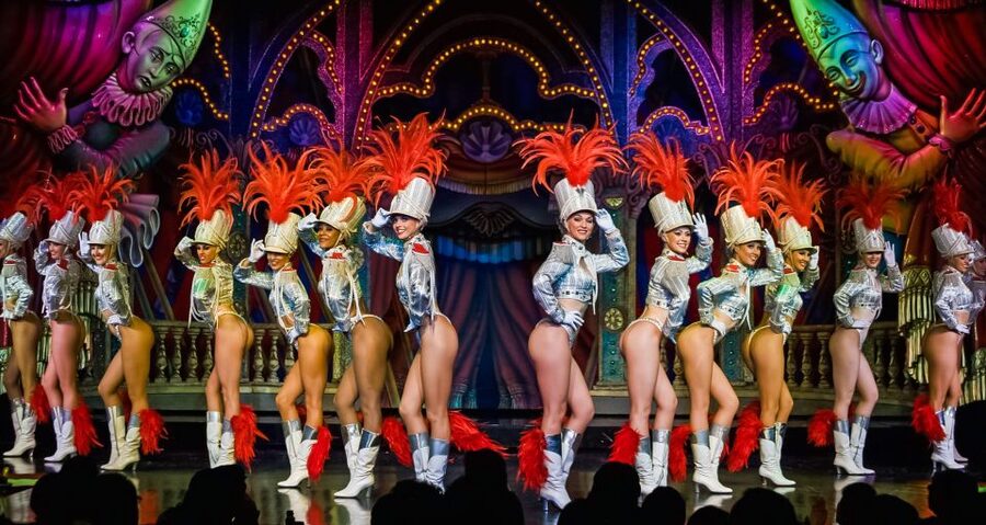 Paris: Evening Sightseeing Tour and Moulin Rouge Show - What to Wear and Bring: Formal Dress, Cloakroom, and Cash