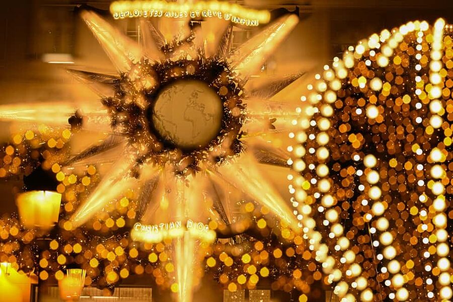 Paris: Experience the magic of Christmas on a walk with a pro photographer - Where the magic starts: Diana Square and Marc’s camera-on-chest style
