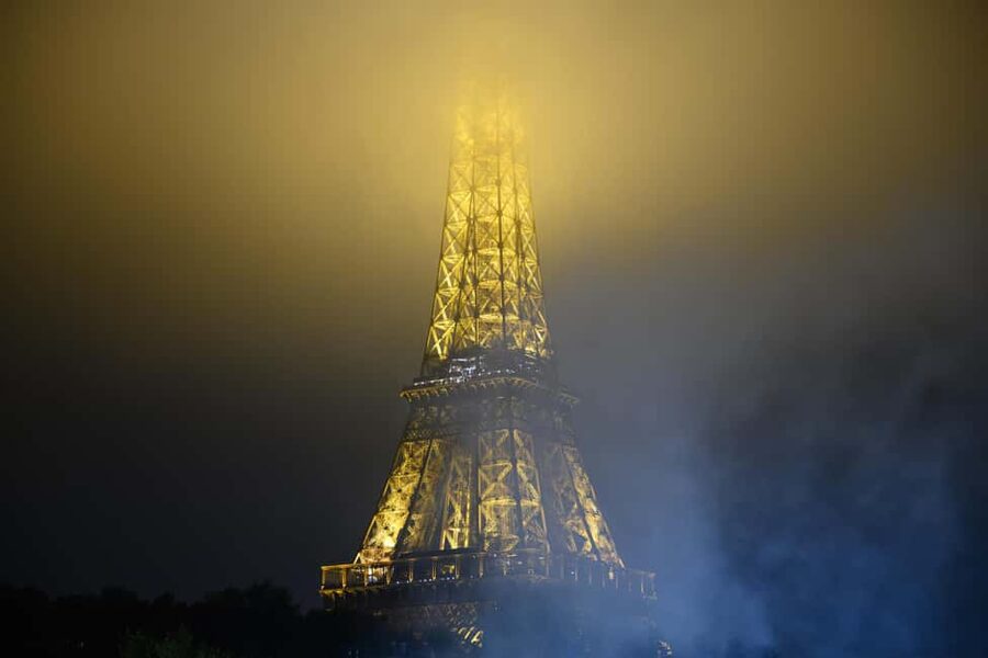 Paris: Experience the magic of Christmas on a walk with a pro photographer - Champs-Élysées at Christmas: light, motion, and easy “Paris” photos
