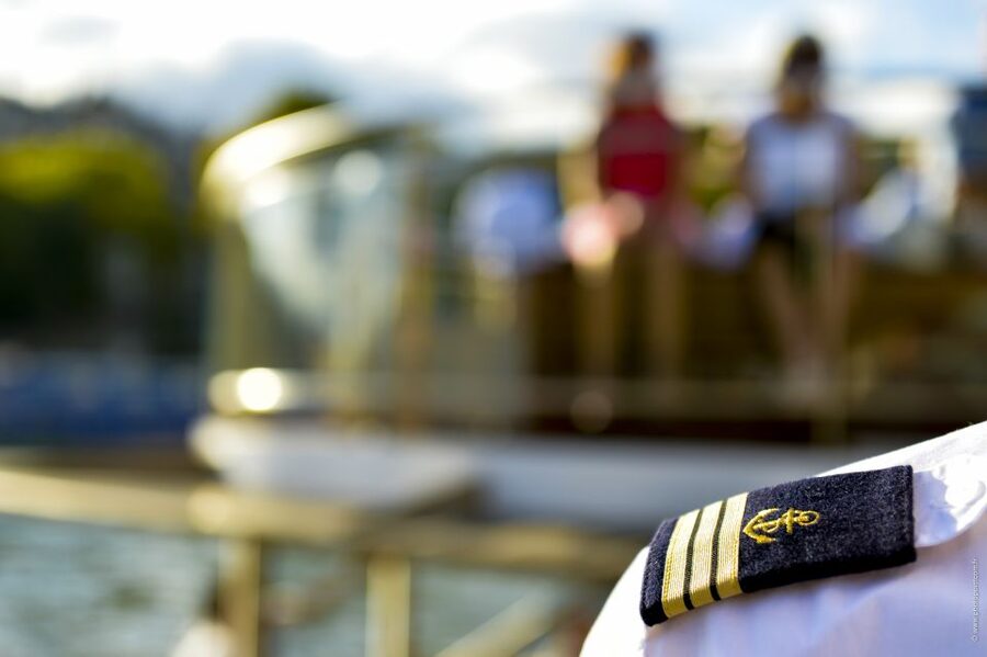 Paris: Family-Friendly River Seine Guided Cruise - What the guide does onboard (and why it keeps kids listening)