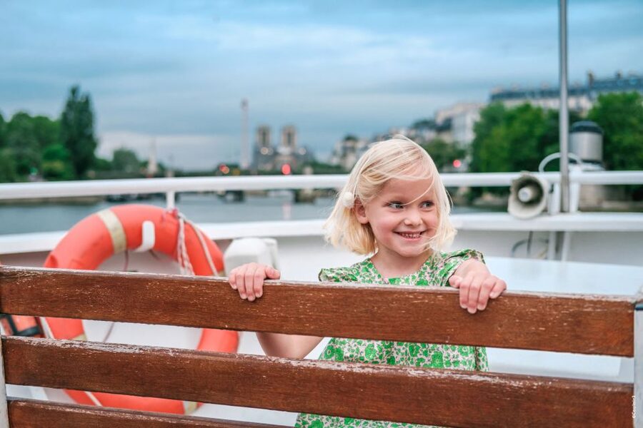 Paris: Family-Friendly River Seine Guided Cruise - Onboard comfort: bar, snacks, and the bathroom reality