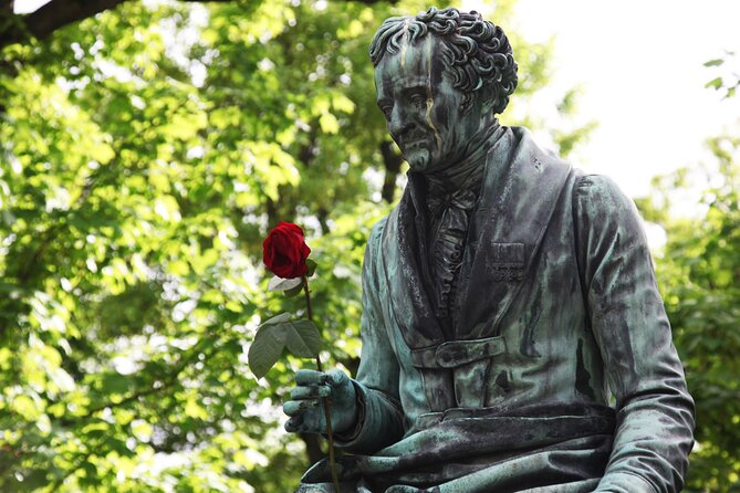 Paris: Famous Graves of Pere Lachaise Cemetery Guided Tour - Père Lachaise in two hours: what you actually see