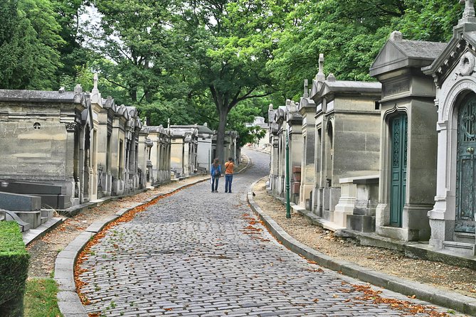 Paris: Famous Graves of Pere Lachaise Cemetery Guided Tour - The guided walk through a real cemetery maze