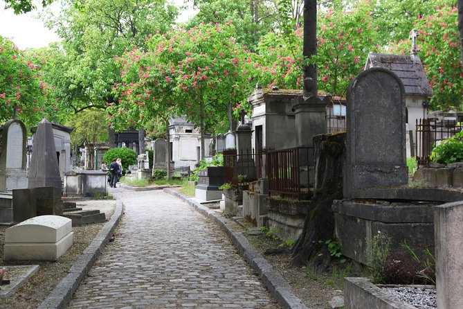Paris: Famous Graves of Pere Lachaise Cemetery Guided Tour - Oscar Wilde, Chopin, and Molière: the stories that make the tombs memorable
