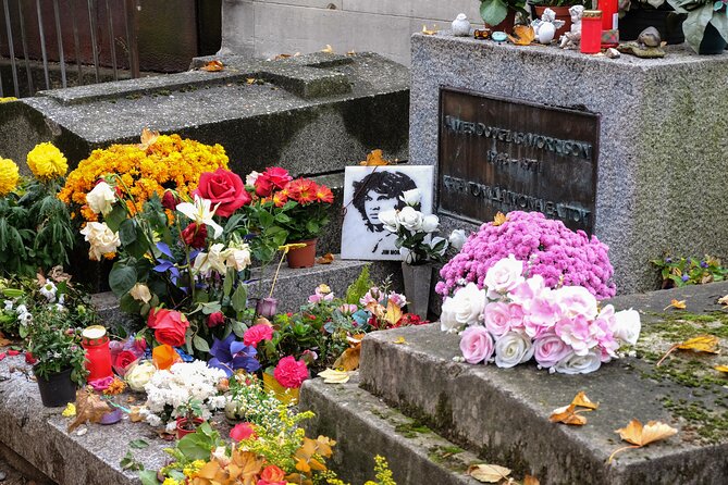 Paris: Famous Graves of Pere Lachaise Cemetery Guided Tour - Who these guides seem to be (and why it affects your experience)