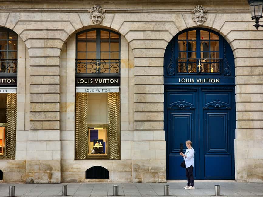 Paris: Fashion Week Haute Couture Walking Tour - Guides, Group Size, and the Photo-Stop Pace