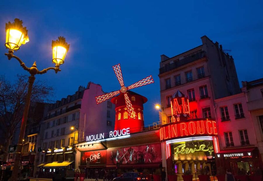 Paris: First Show Moulin Rouge with Champagne & Seine Cruise - Arriving at Moulin Rouge: what to expect at the meeting point