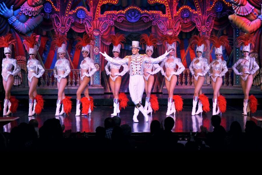 Paris: First Show Moulin Rouge with Champagne & Seine Cruise - The cloakroom and dress code: small costs, big smoothness