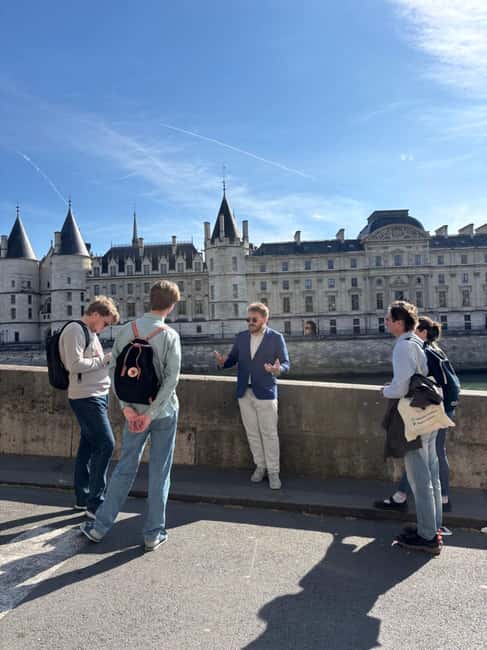 Paris: French Monarchy Intrigues Walking Tour - Louvre setup: the events you hear right before you walk in