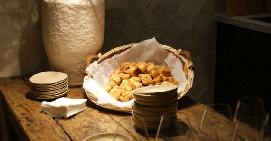 Paris : French wine tasting in Montmartre - Montmartre at wine-level: why this setting works