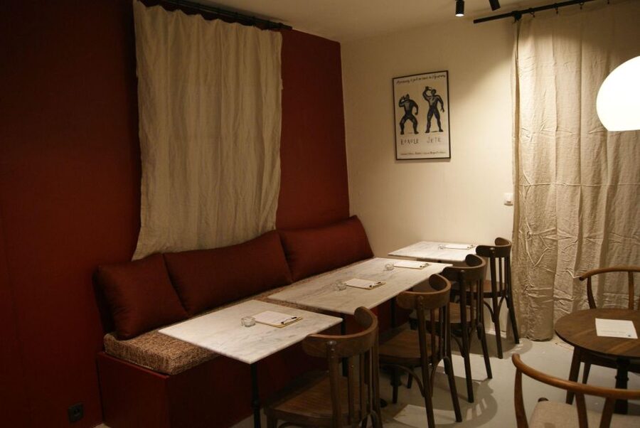 Paris : French wine tasting in Montmartre - Meet Les Piqueurs and get settled quickly