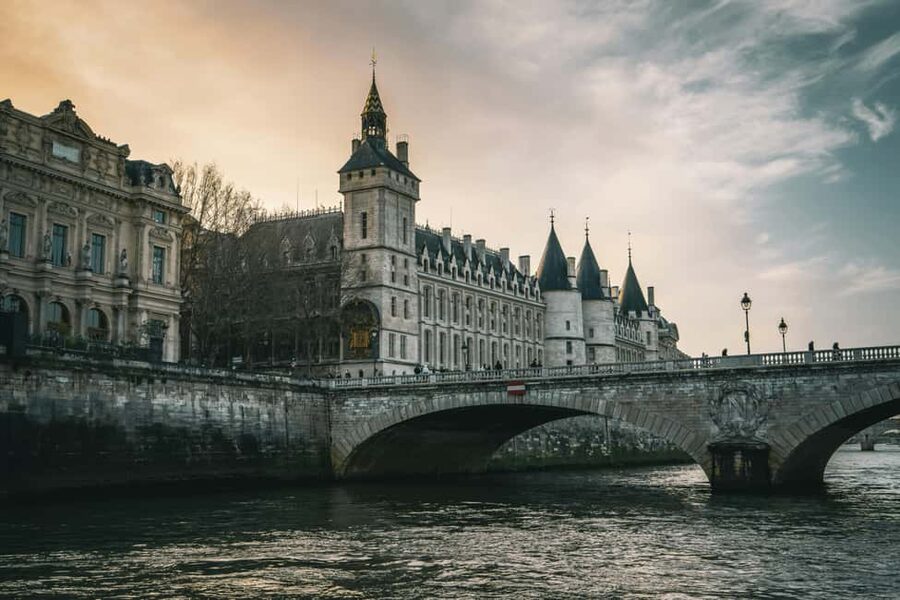 Paris: Ghosts and Dark Stories Guided Walking Tour - Why Île de la Cité Works So Well for Ghost Stories