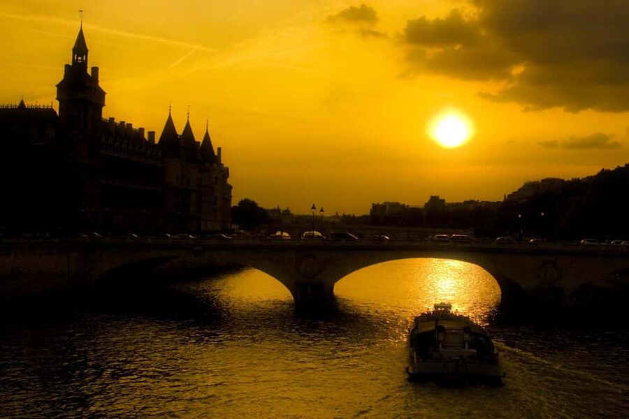 Paris: Ghosts, Legends & Mysteries Evening Walking Tour - Meeting at Pont Neuf: the easiest start point for a night walk