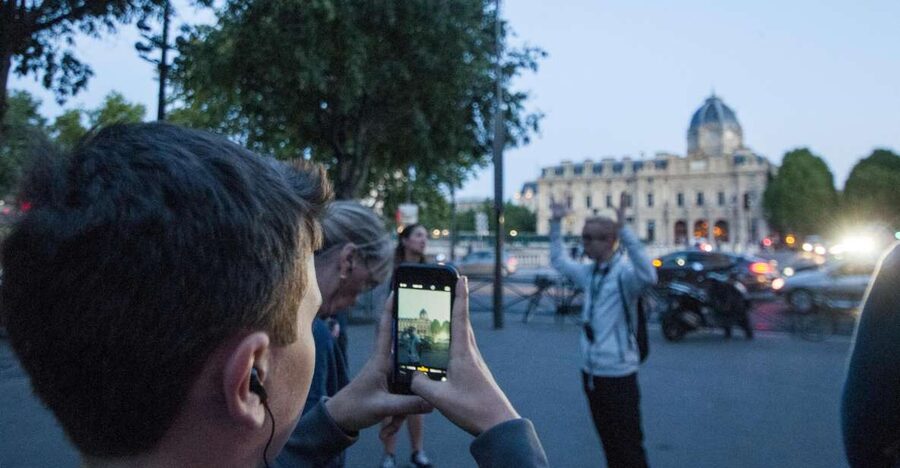 Paris: Ghosts, Legends & Mysteries Evening Walking Tour - Fontaine de la Croix-du-Trahoir: photo stop plus a guided story thread
