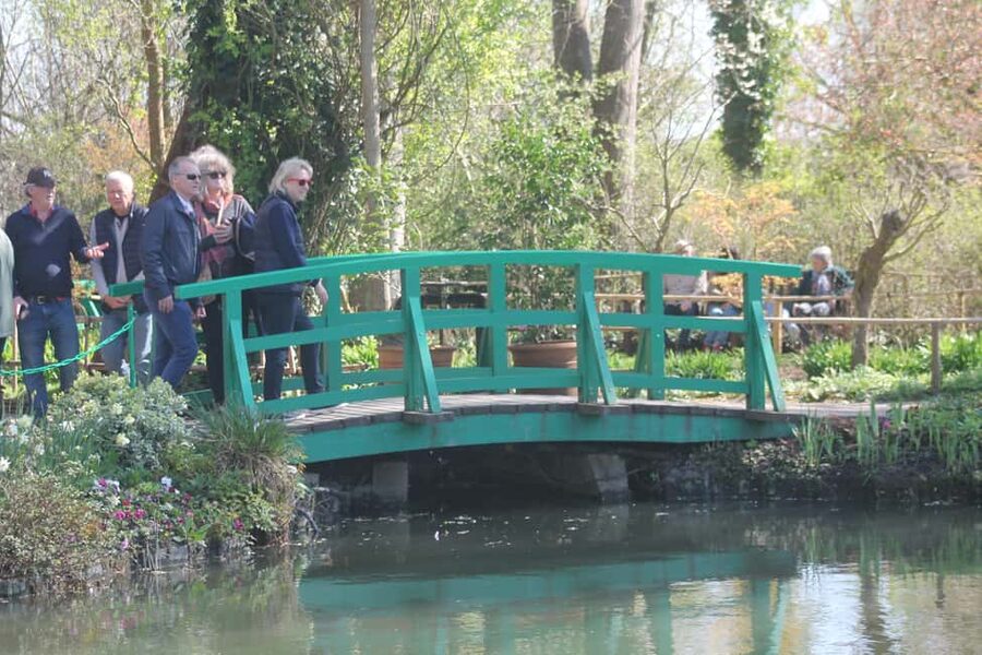 Paris: Giverny Gardens Day Trip with Professional Tour Guide - Monet’s gardens and the trick to avoiding crowd pressure